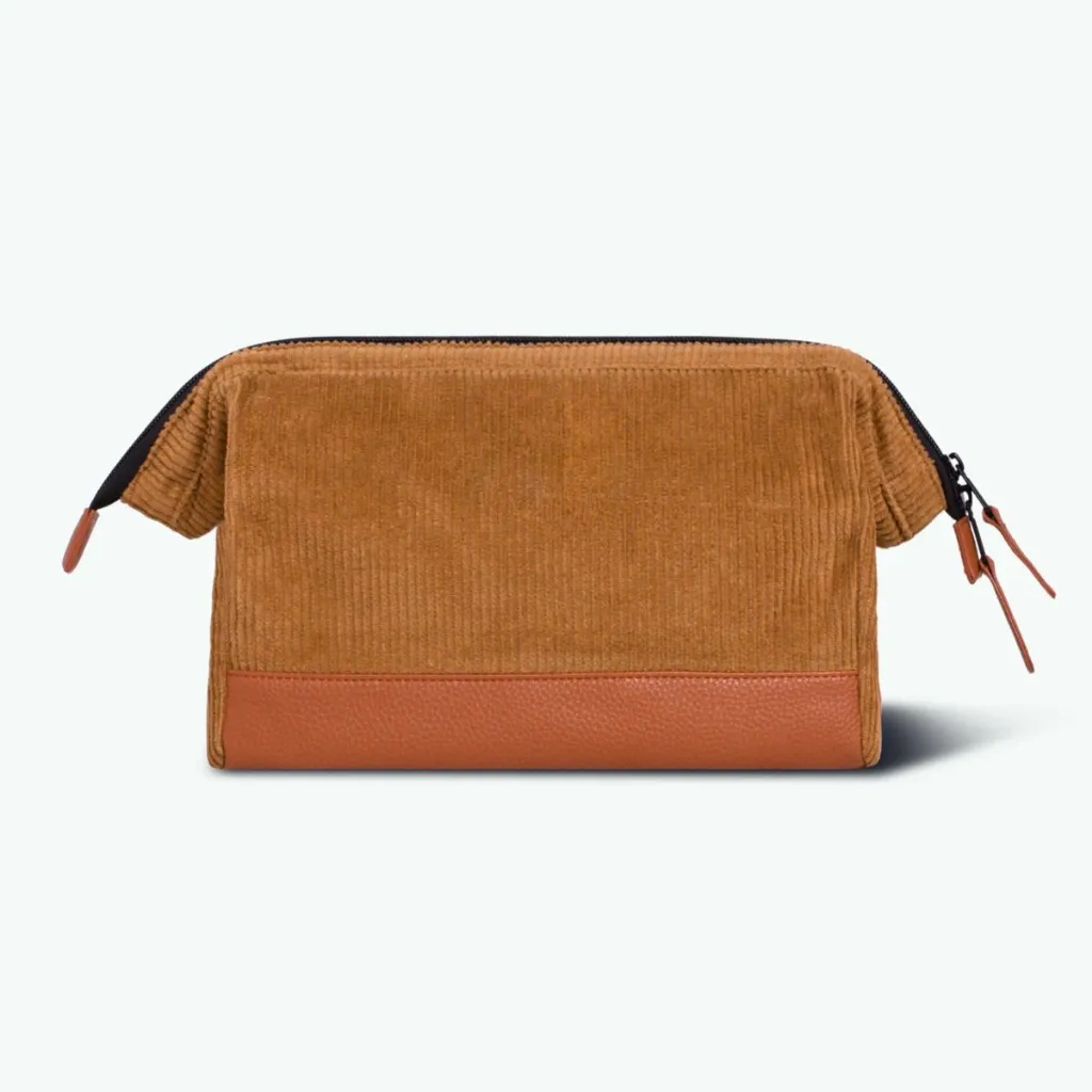 3283-TDM-W23-TROUSSE-TRAVEL-TK-KIT-ORCHARD-ROAD-FACE-HD-3701328332190-02.webp