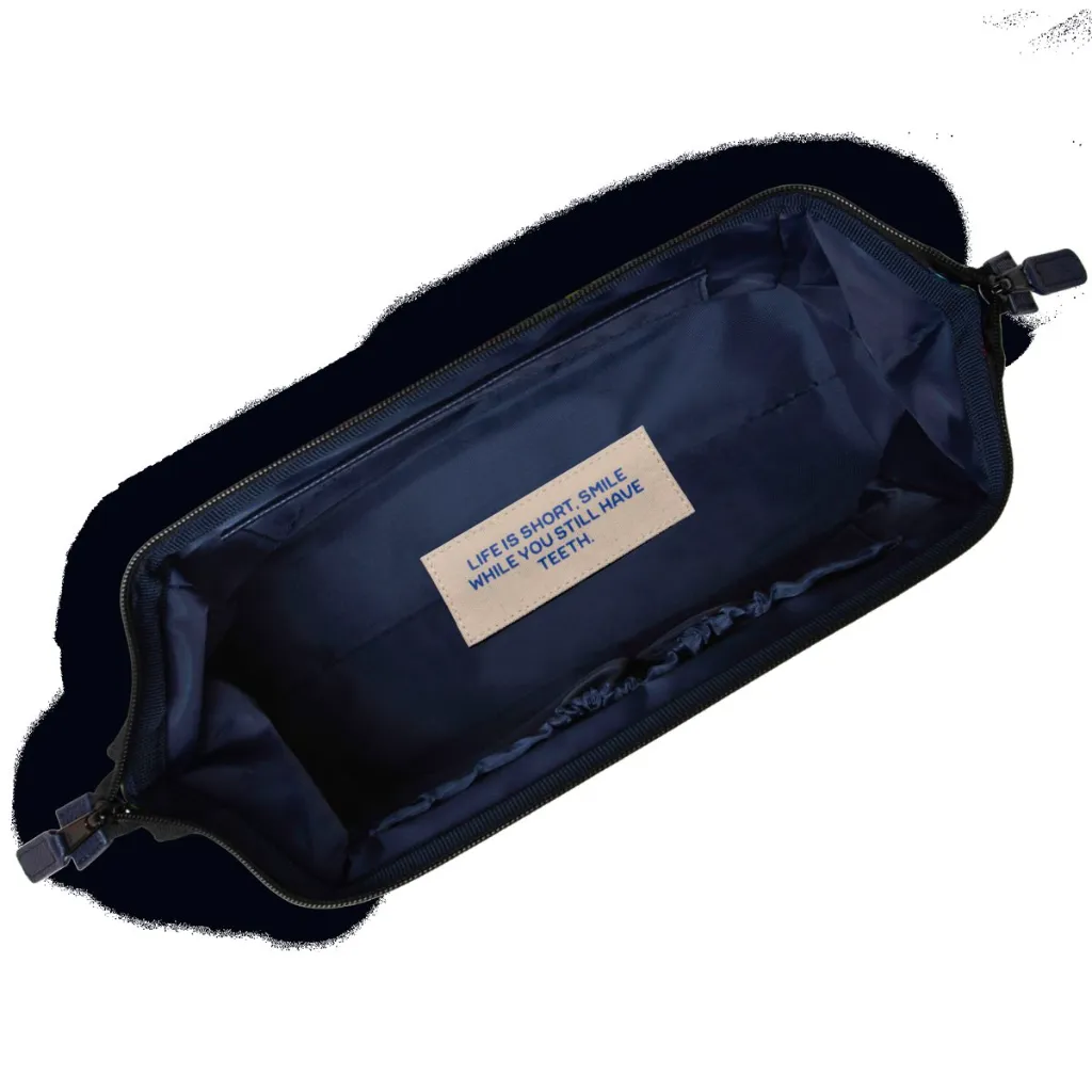3283-TDM-W24-TRAVEL-KIT-AVENUE-MCGILL-COLLEGE-HAUT-3701328332022-03-HD.webp